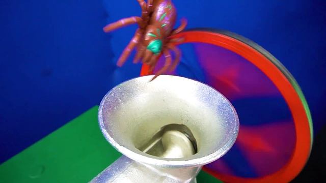 EXPERIMENT ?️ TWO BLACK PLASTIC SPIDERS VS MEAT GRINDER // ТЕСТ ?️ ДВА ЧЕРНЫХ ПАУКА ПРОТИВ МЯСОРУБК смотреть онлайн