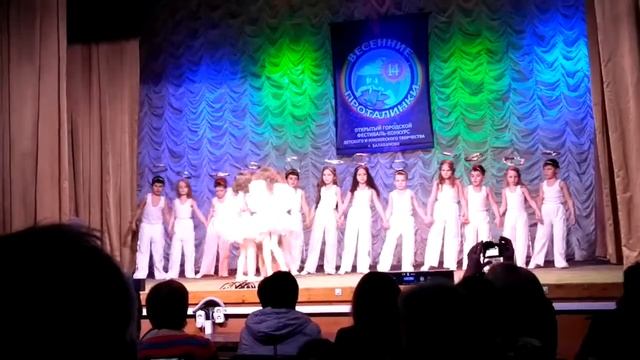 Танец "Танец посвящённый миру на земле". Хореограф Камышанова Валерия. Десткий сад №1 "Сказка". смотреть онлайн