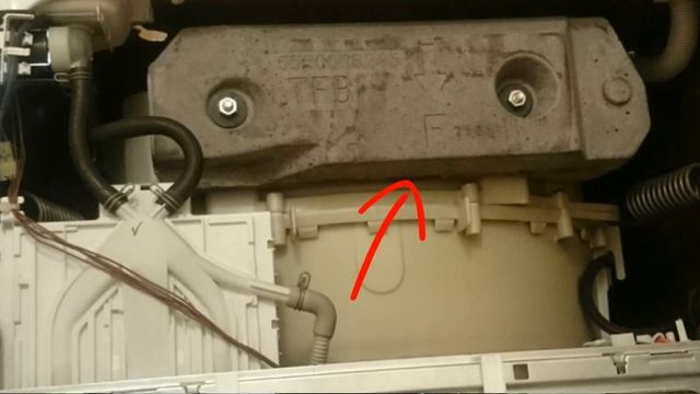 Стиральная машина течёт снизу при отжиме. Причины и ремонт смотреть онлайн