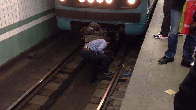 Пьяный мужик упал на рельсы (ст.м.Речной вокзал) смотреть онлайн