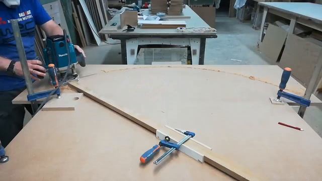 часть 2 как сделать радиусную столешницу при помощи циркуля и фрезера макита #буднистоляра смотреть онлайн