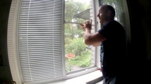 Как установить (смонтировать) москитную сетку на установленное окно.