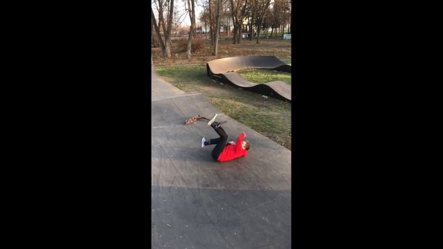 Много крутых трюков / Скейт парк в маленьком городе / Трюки на самокате! смотреть онлайн
