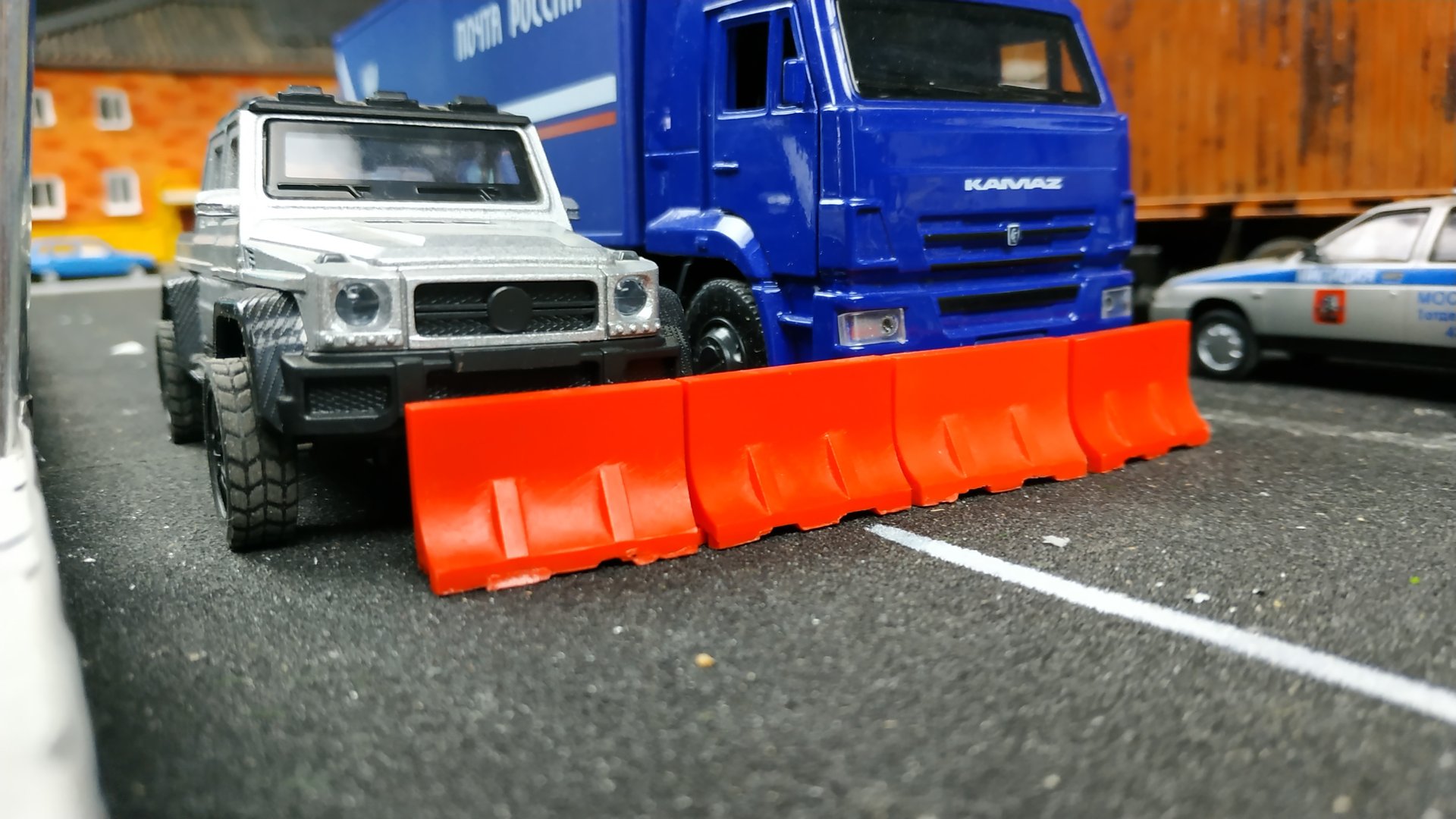 ГЕЛИК и КАМАЗ vs ДОРОЖНЫЕ БАРЬЕРЫ краш тест! Видео про модельки машин. Про машинки. смотреть онлайн