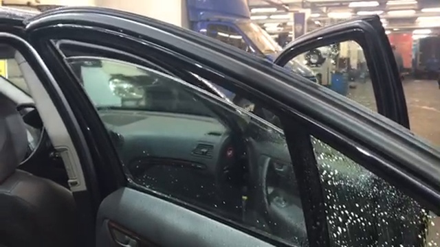 Тонировка стёкол давно уже стала популярной у автолюбителей, небольшой обзор на примере Вольво смотреть онлайн