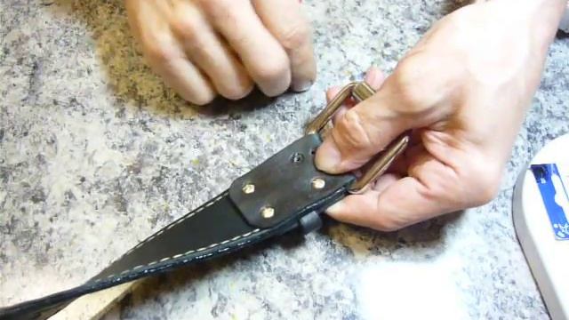 Ремень кожаный мужской крепим с пряжкой болтами. смотреть онлайн