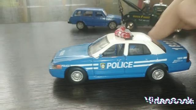 Розпаковка машинки Ford Crown Victoria Police Interceptor смотреть онлайн