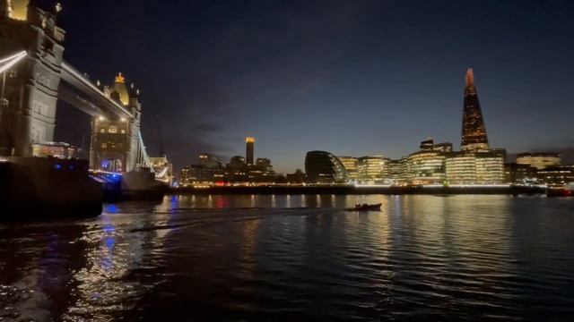 Tower Bridge over the River Thames in London, England смотреть онлайн