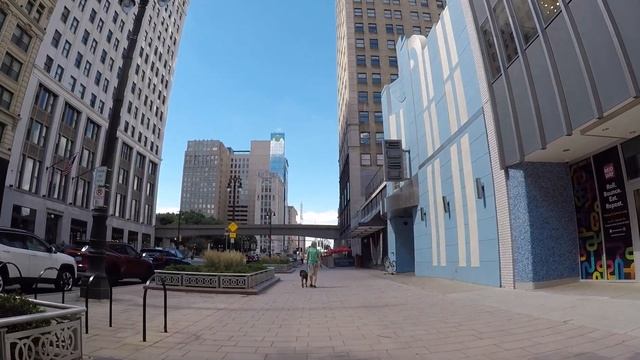 Walking downtown Detroit Michigan. Is Detroit worth visiting? смотреть онлайн