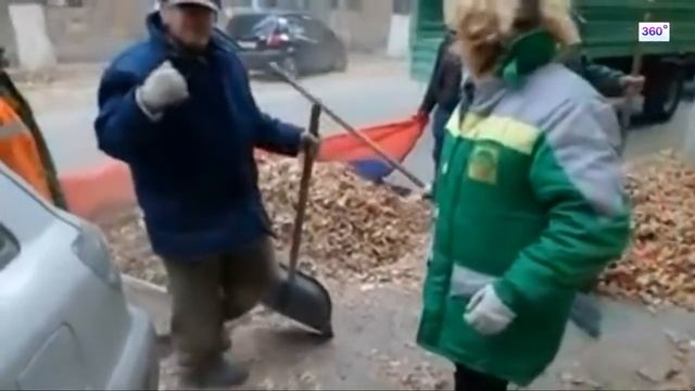 Находчивые дворники. Власовский триколор только на это и годится.