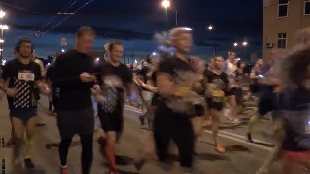 В Москве состоялся «Ночной забег» смотреть онлайн