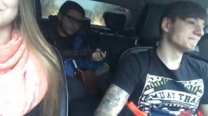 Мальчики поют и играют на гитаре