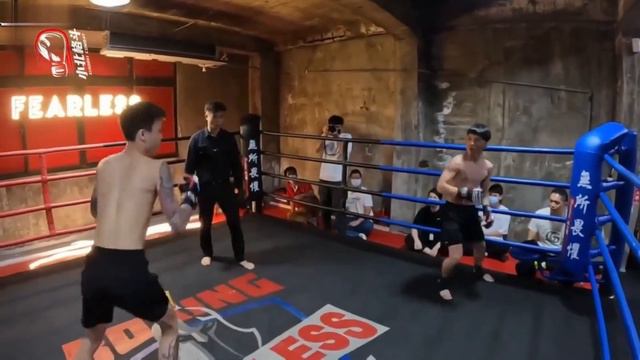 毫无规则的地下停车场黑拳赛！抬脚猛踹头，精彩绝伦！【小北格斗】 смотреть онлайн