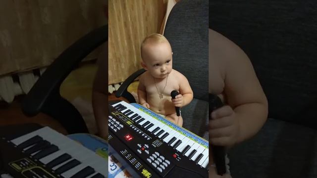 Младшенькая учится петь под синтезатор смотреть онлайн