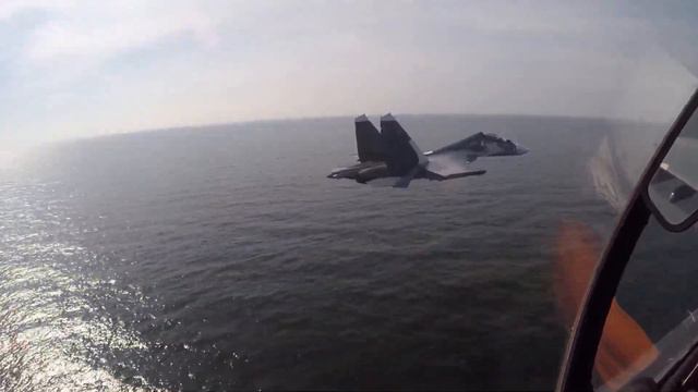 Пара Су-30СМ на предельно малых высотах над морем смотреть онлайн