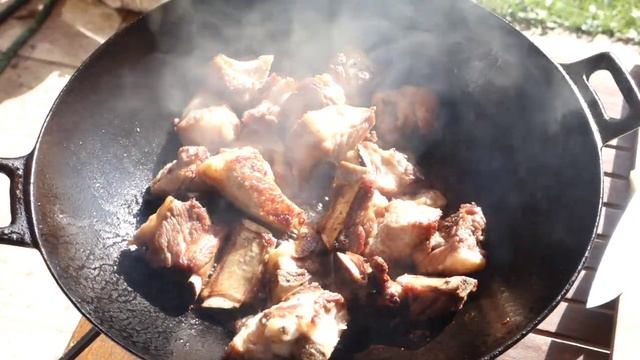 Рёбра по охотничьи.Петрович тащи что есть #Свиныерёбра#Охотарыбалка#Казан#Ножи смотреть онлайн