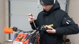 Как прокачать тормоза на мотоцикле.