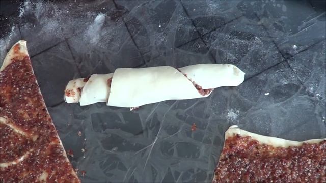 КАК ПРИГОТОВИТЬ РОГАЛИКИ С ГРЕЦКИМ ОРЕХОМ И ПОВИДЛОМ НА СЛОЕНОМ ТЕСТЕ смотреть онлайн