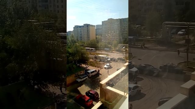 откачивают воду из колодца прям на дорогу