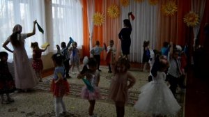 Пляска с платочками (2 младшая группа)