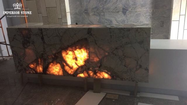 Стойка ресепшн из натурального камня кварцита с подсветкой смотреть онлайн