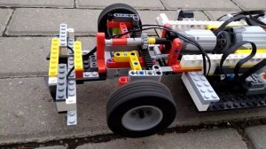 Сделал передней привод из „LEGO" машины на пульте управления