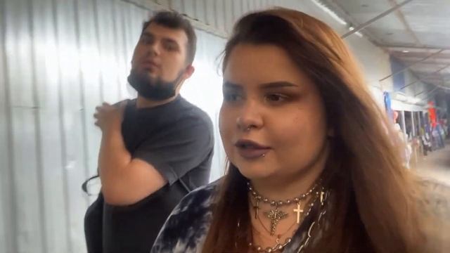 ПАРЕНЬ ПОДБИРАЕТ МНЕ ВЕЩИ НА СЕКОНДЕ! ВЛОГ смотреть онлайн