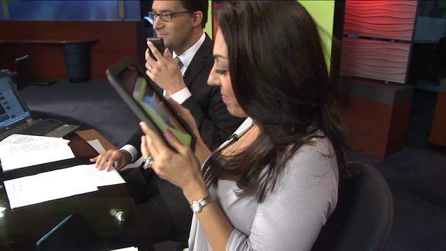 News Anchor tricked into licking iPad on April Fools' Day 2011 смотреть онлайн