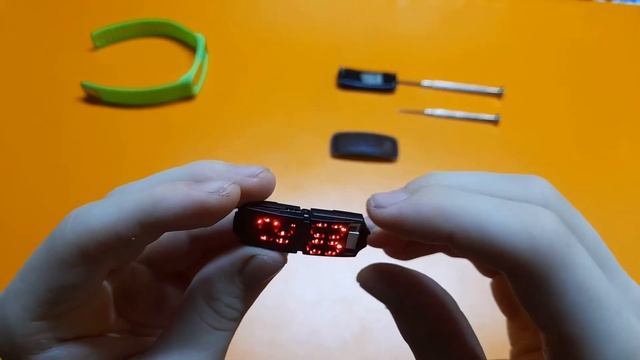 Замена батареек обычных электронных часов. смотреть онлайн