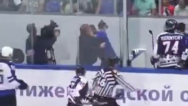 Драка между тренерами Скудра и Попихин. хоккейных клубов "Торпедо" и "Нефтехимика" смотреть онлайн