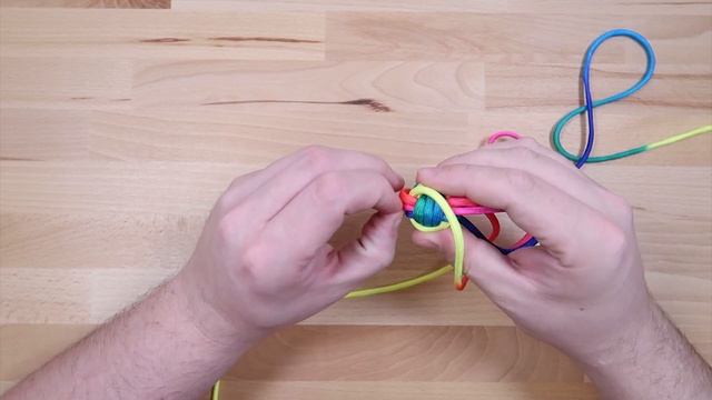 How To Tie A Monkeyfist With A Bearing Ball Inside смотреть онлайн