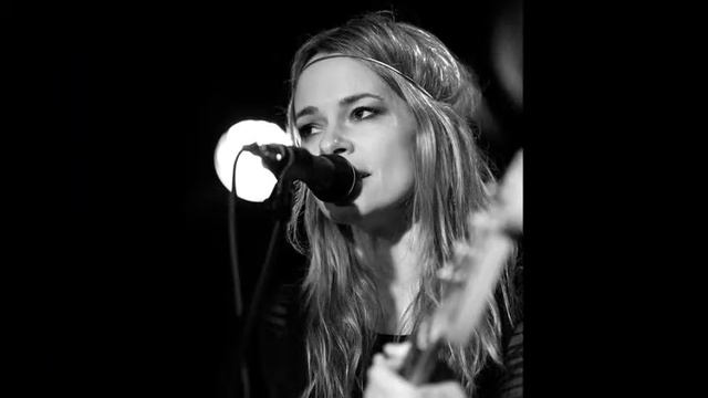 Leisha Hailey смотреть онлайн