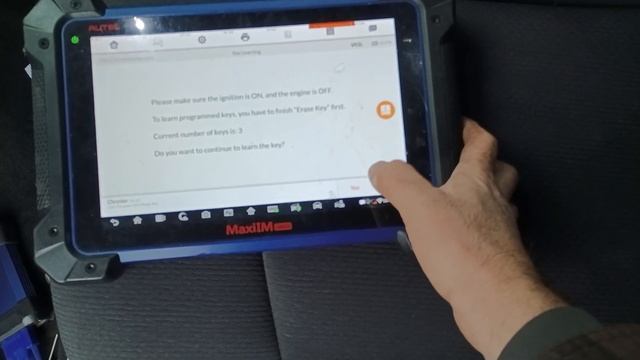 Programming remote key on a 2013 Chrysler 200 after all keys lost using a IM608 смотреть онлайн