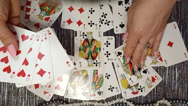 ВСПОМИНАЕТ ЛИ КРЕСТОВЫЙ КОРОЛЬ О ЧЕРВОВОЙ ДАМЕ?ТОСКУЕТ И ДУМАЕТ. смотреть онлайн