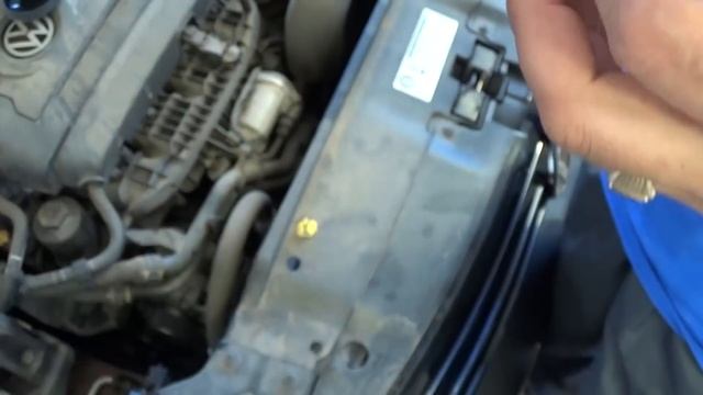 How to Remove and Replace Headlight Bulb on VW Jetta MK6 Vw Golf MK6 смотреть онлайн