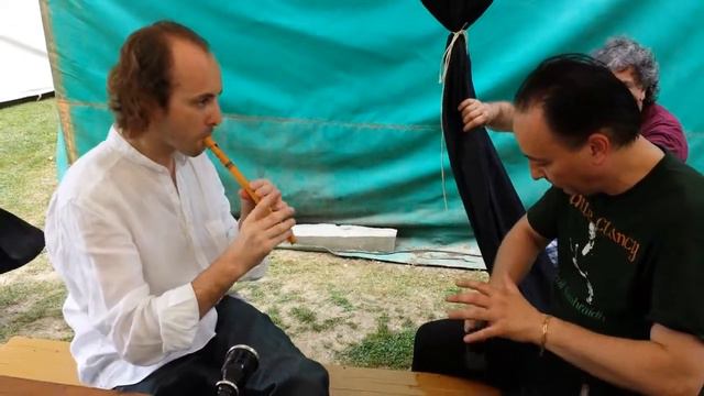 Oscar Ibañez con el Tin whistle y percusión Luis Fitzpatrick смотреть онлайн