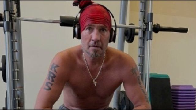 РОМАН КОСТОМАРОВ ПРИШЕЛ К ВРАЧАМ , КОТОРЫЕ СПАСАЛИ ЕМУ ЖИЗНЬ НЕСКОЛЬКО МЕСЯЦЕВ. смотреть онлайн