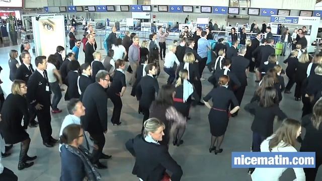 Flashmob d'Air France à l'aéroport de Nice смотреть онлайн