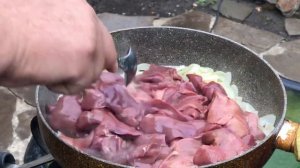 .ЭТОТ РЕЦЕПТ ВЫ ДОЛЖНЫ ПОПРОБОВАТЬ ( КУРИНАЯ ПЕЧЕНЬ В СМЕТАНЕ В СКОВОРОДЕ НА КОСТРЕ)