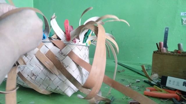 Заплетание края берестяной корзины. Двойные ручки. смотреть онлайн