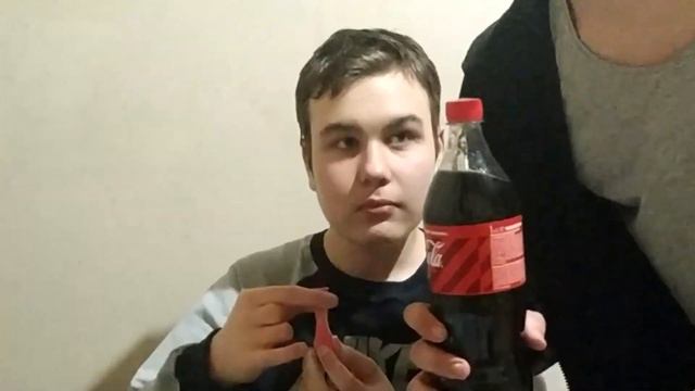НАДУЛ и ВЗОРВАЛ ВОЗДУШНЫЙ ШАРИК КОКА-КОЛОЙ и МЕНТОСОМ (Эксперимент) смотреть онлайн