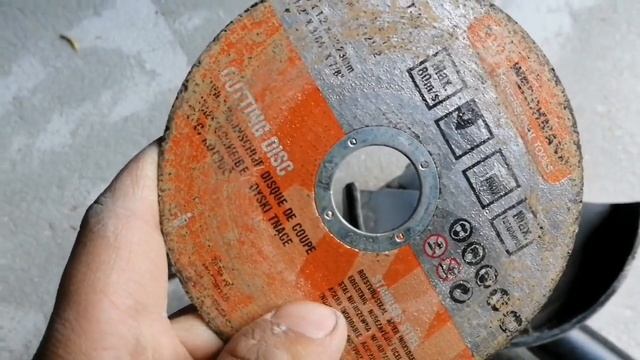 наклейкой вверх или вниз? Как правильно поставить диск для резки на болгарку? смотреть онлайн