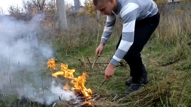 Разведение костра с помощью огнива смотреть онлайн