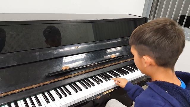 Little piano teacher ! speed development exercises - Itan teaches Tamir ) смотреть онлайн