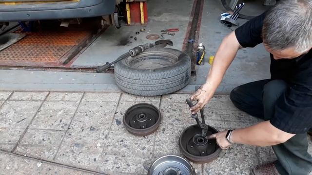 Как заменить кольцо ABS на барабане Renault Kangoo.