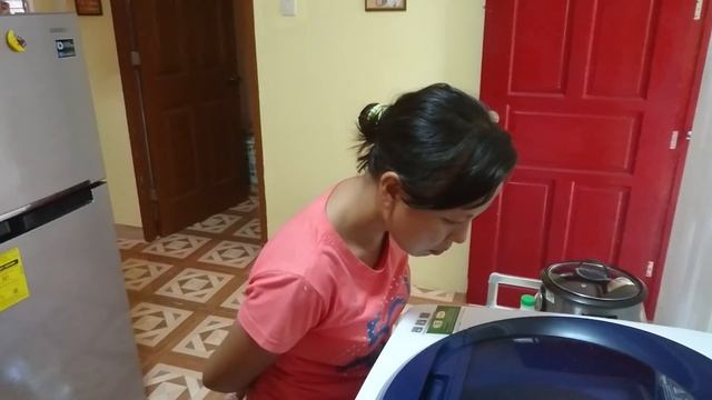 Раслин смотрит на стиральную машину - Манго Хаус на Панлао - Жизнь на Филиппинах