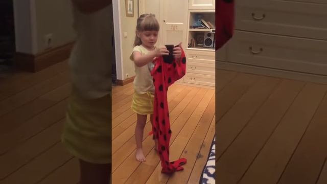 Алиса и костюм Леди Баг смотреть онлайн