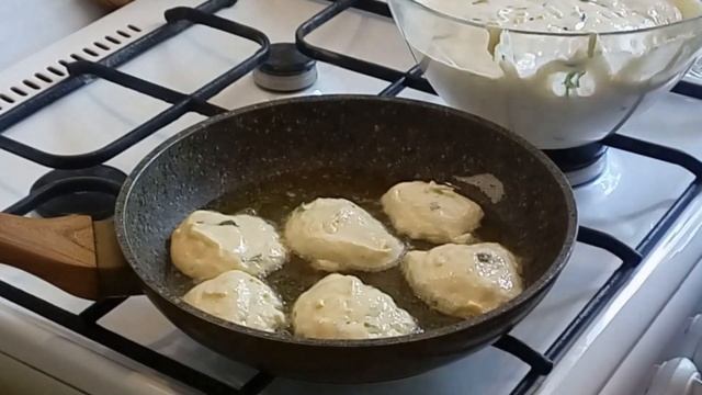 Оладьи на кефире и дрожжах с яйцом и луком. смотреть онлайн