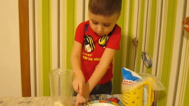 Вадим сам готовит Коктейль.Машка и Симка в гостях. смотреть онлайн