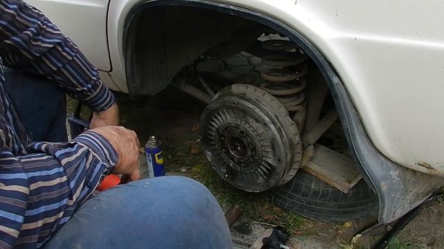 Как снять тормозной барабан на ВАЗ 2106 ПРОСТО И ЭЛЕМЕНТАРНО смотреть онлайн